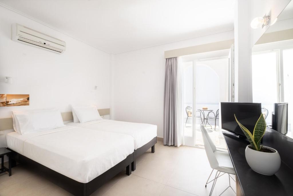 Kamari Beach Hotel - 