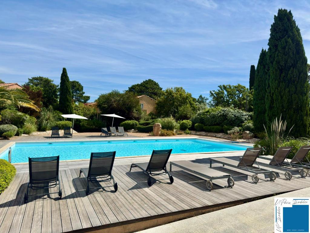 a group of chairs and a swimming pool at villa Clémentine - 3 chambres in Lecci
