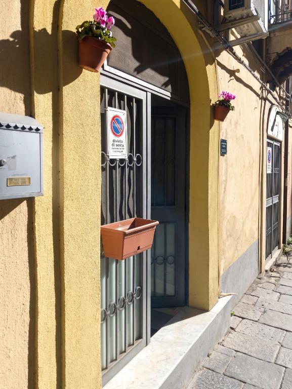 a door of a building with a flower box on it at Modern Studio in Catania with Air Conditioning in Catania