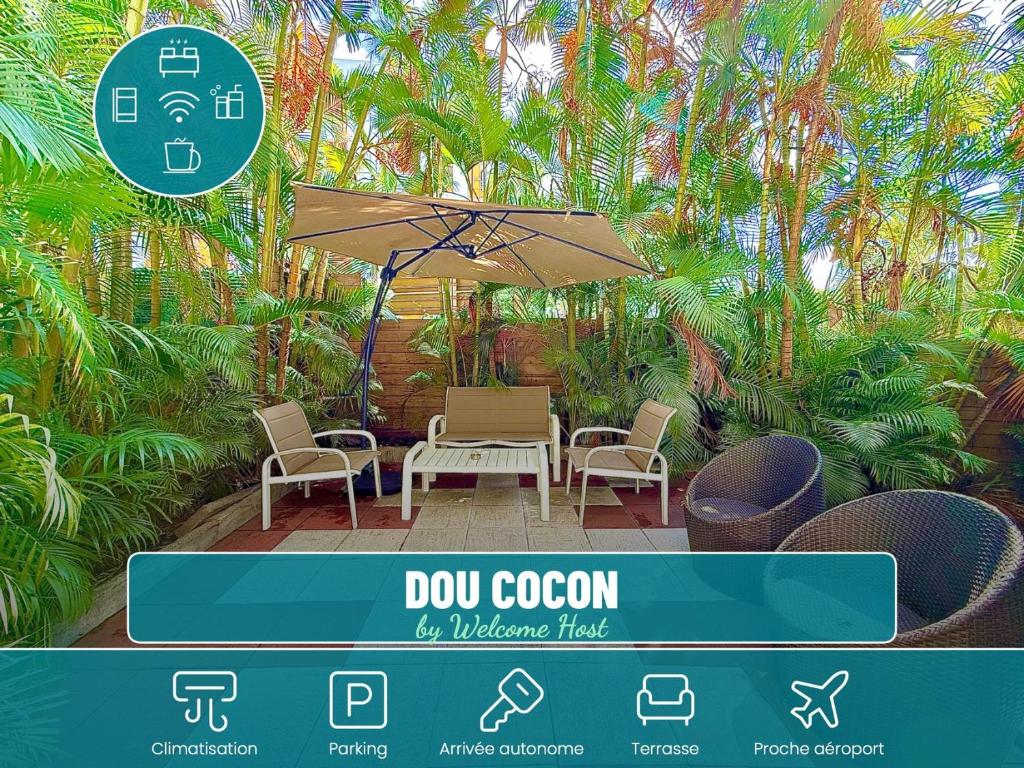 a patio with a table and chairs and an umbrella at Dou Cocon, Calme et Confort Moderne in Sainte-Clotilde