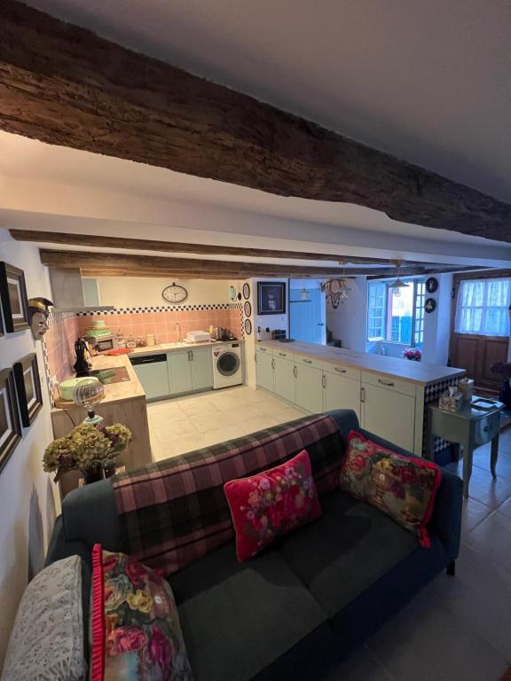 a living room with a couch and a kitchen at La Clé D'Alice in Montmorillon