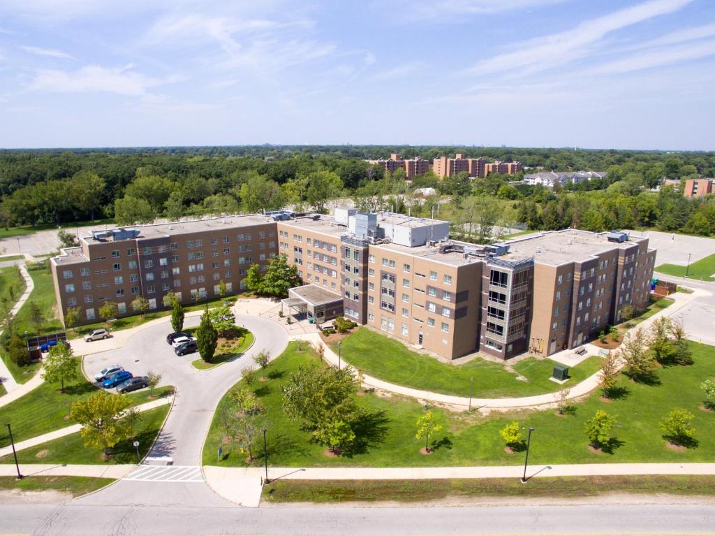 uma vista aérea de um edifício com um parque em Residence & Conference Centre - Windsor em Windsor