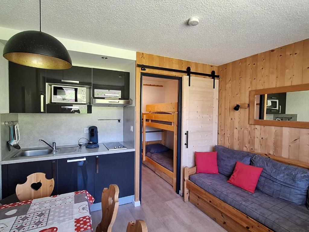 Studio rénové au pied des pistes avec balcon - FR-1-344-933