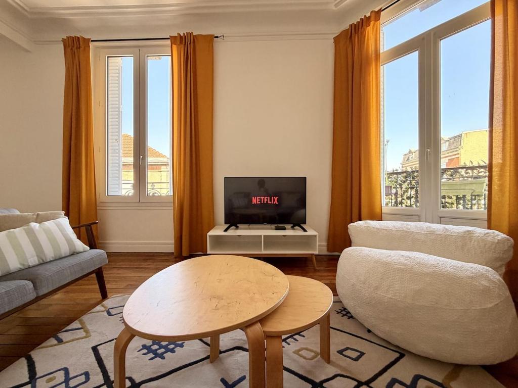 a living room with a couch and a table at Le Robespierre #Reims in Reims