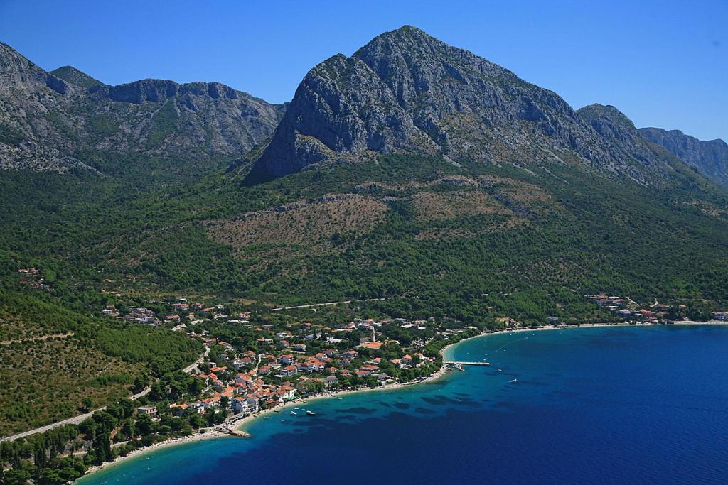 Luftaufnahme einer kleinen Stadt auf einem Berg in der Unterkunft Maleni Studio in Zaostrog