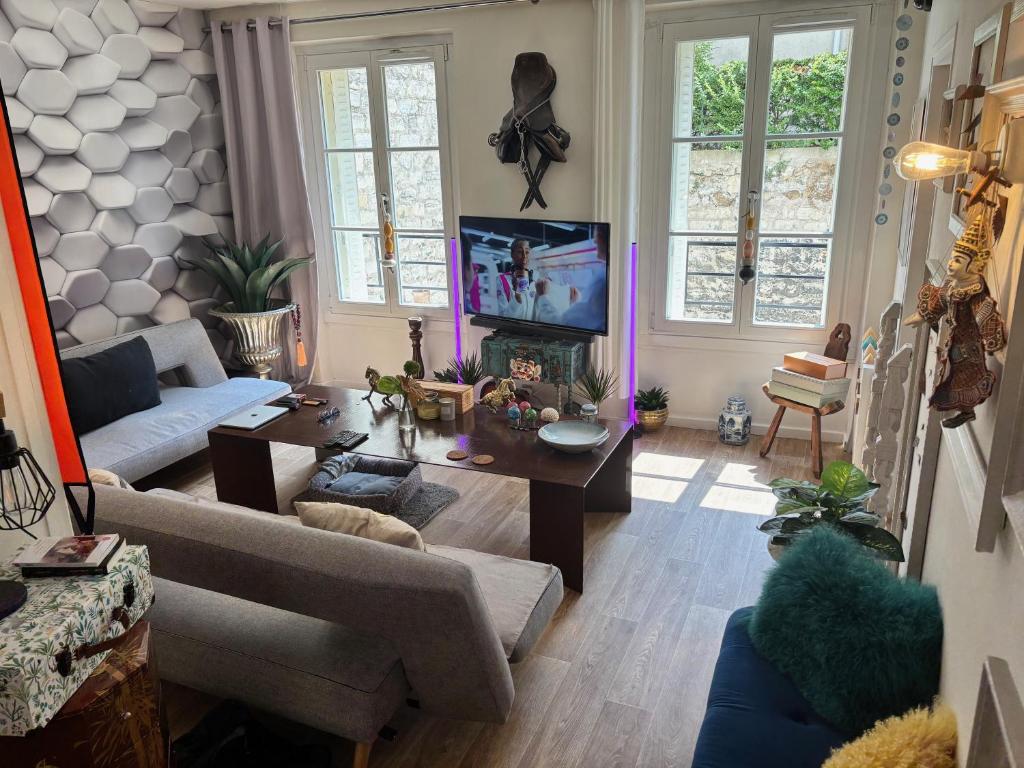 Shared private Appart for up to 2 male traveler under 30s and 2 flatmates résidents