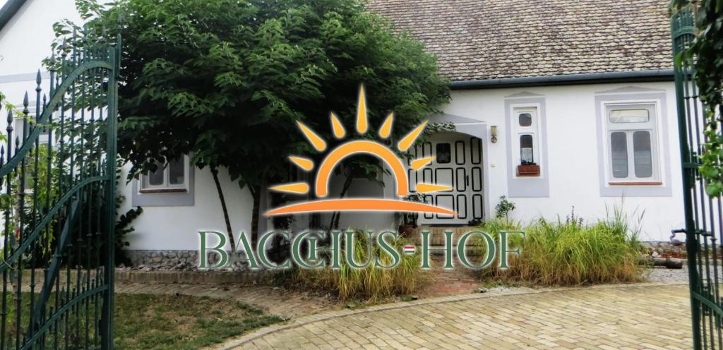 a sign on the side of a house at Bacchus-hof in Báta