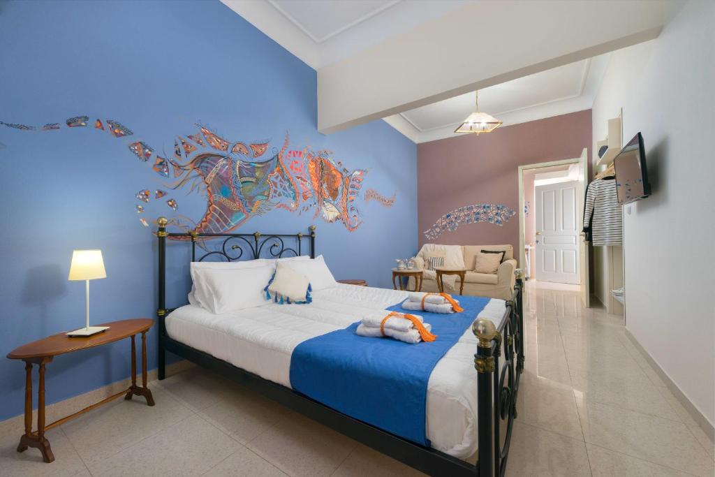 una camera da letto con un letto e un murale di drago sul muro di Art Center Apartments a Karpathos