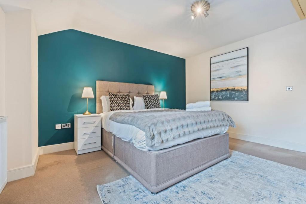 #St Georges Court by DerBnB, Spacious 2 Bedroom Apartments, Free Parking, WI-FI, Netflix & Within Walking Distance Of The City Centre - 
