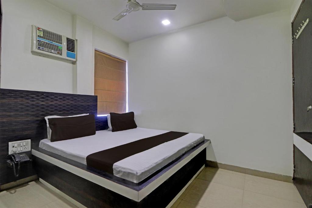 a bedroom with a bed in a room at Collection O The Legend Hotel, Hisar in Hisār