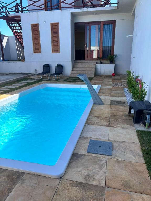 a swimming pool in the backyard of a house at Casa Annas - Conforto e Tranquilidade in Icaraí