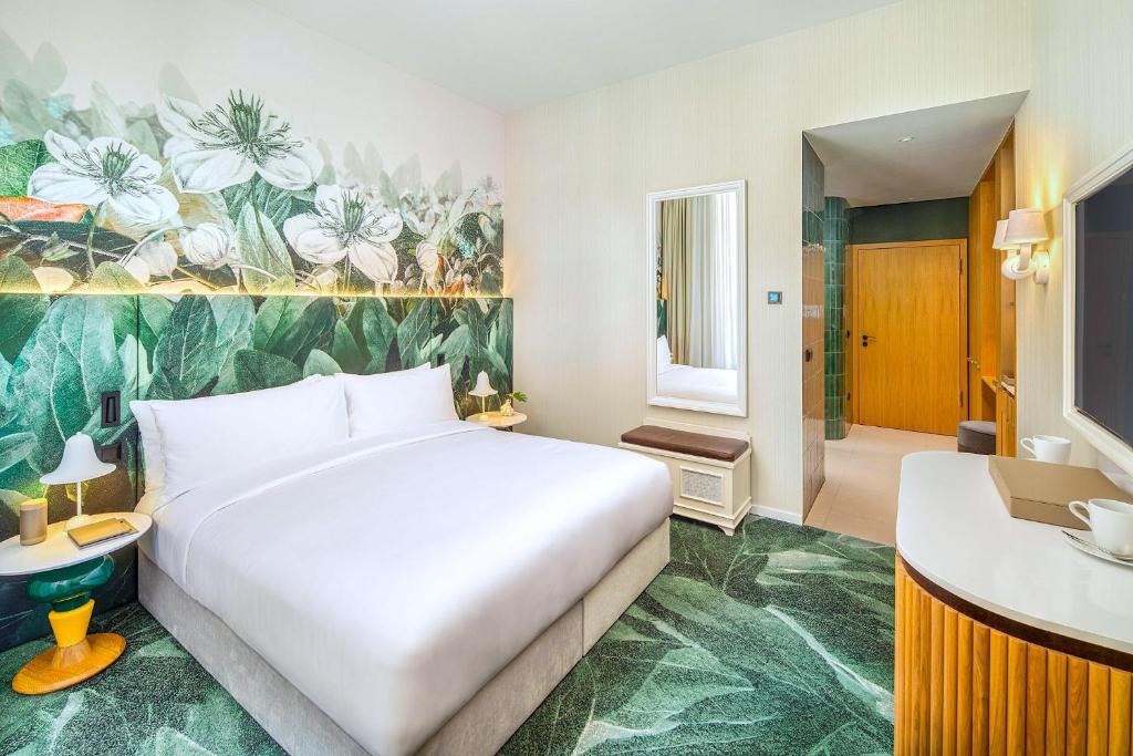 Deluxe King Room with City View
