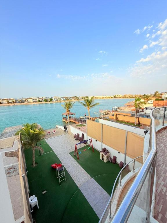 a view of the water from the balcony of a resort at فيلا السعادة بشاطي خاص درة العروس in Durat Alarous