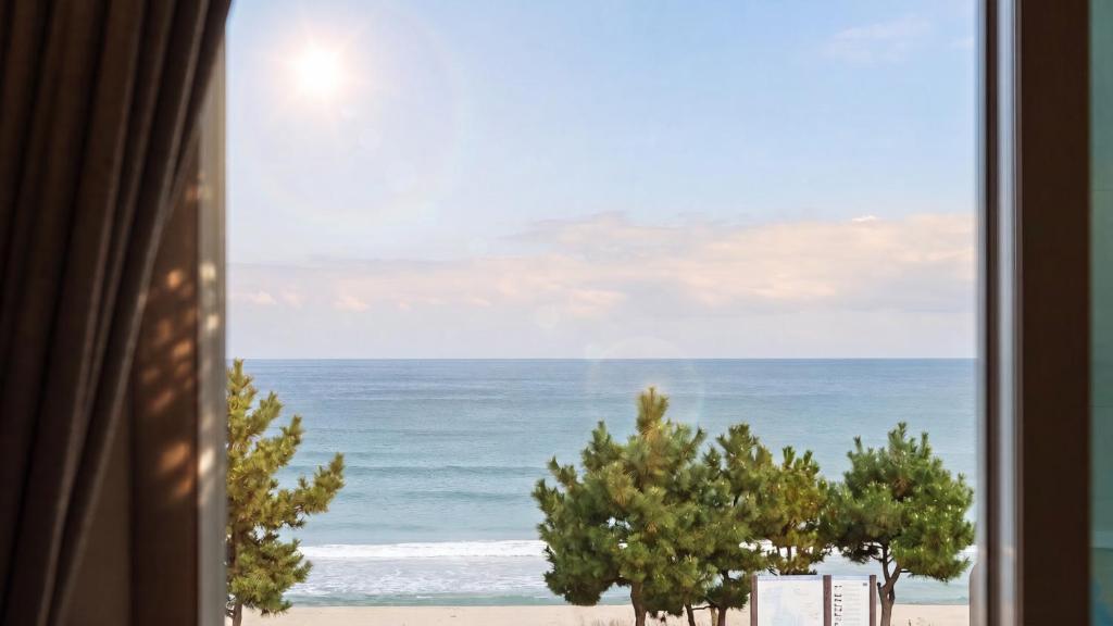 a view of the ocean from a window at Yangyang Haetteuneun Changmun Pet-Friend in Yangyang