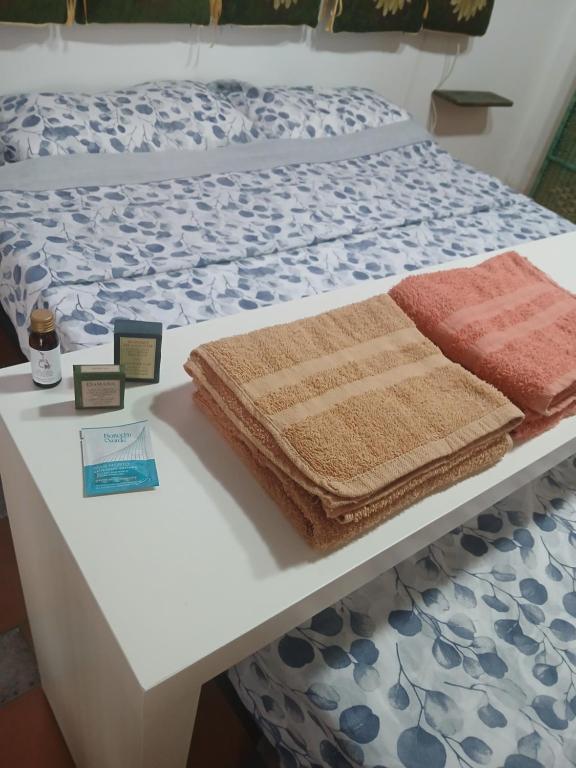 a bed with two towels sitting on top of it at Casa dalle valli del castello in Ioppolo Giancaxio