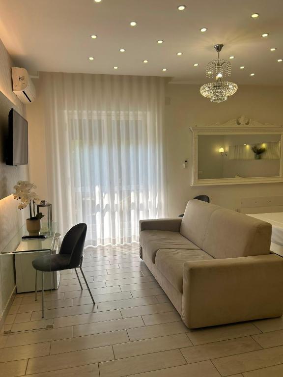 a living room with a couch and a table at Maison De luxe in Pompei