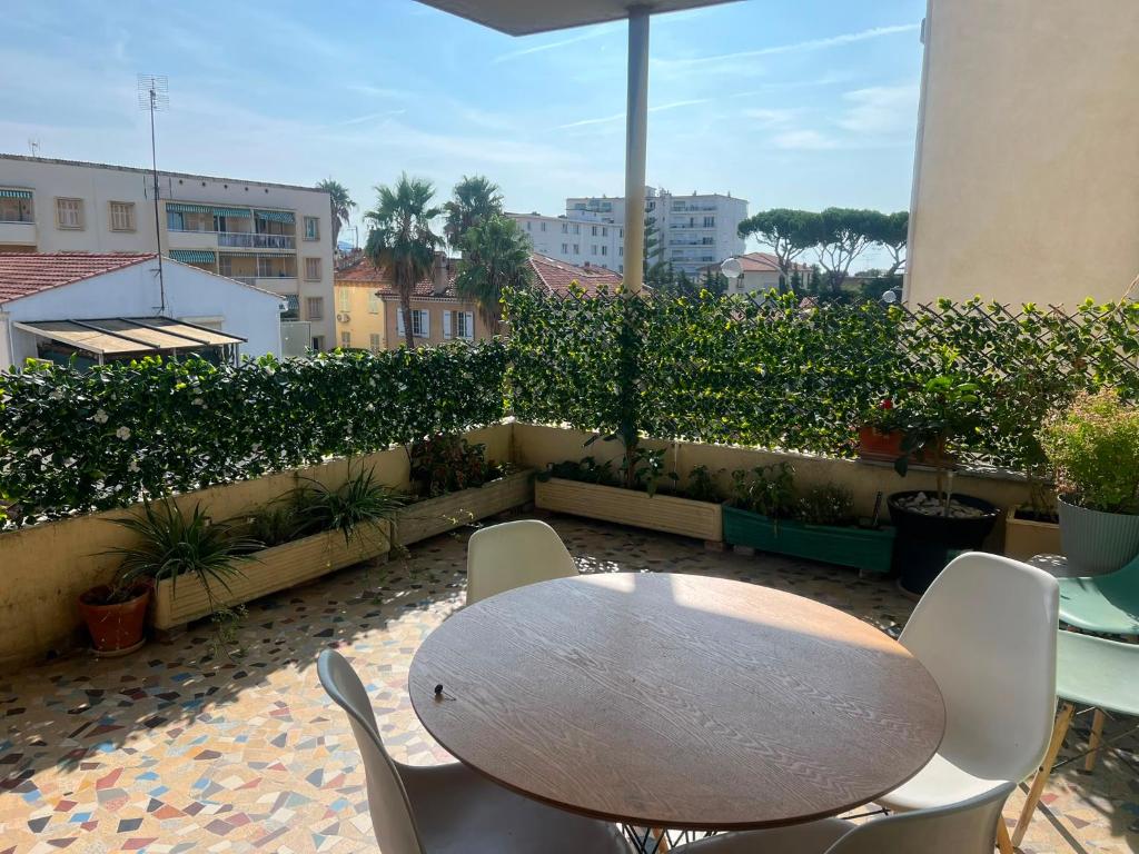 appartement de luxe à 5 minutes de la promenade des anglais, vu sur mer , proche de toutes les commodités