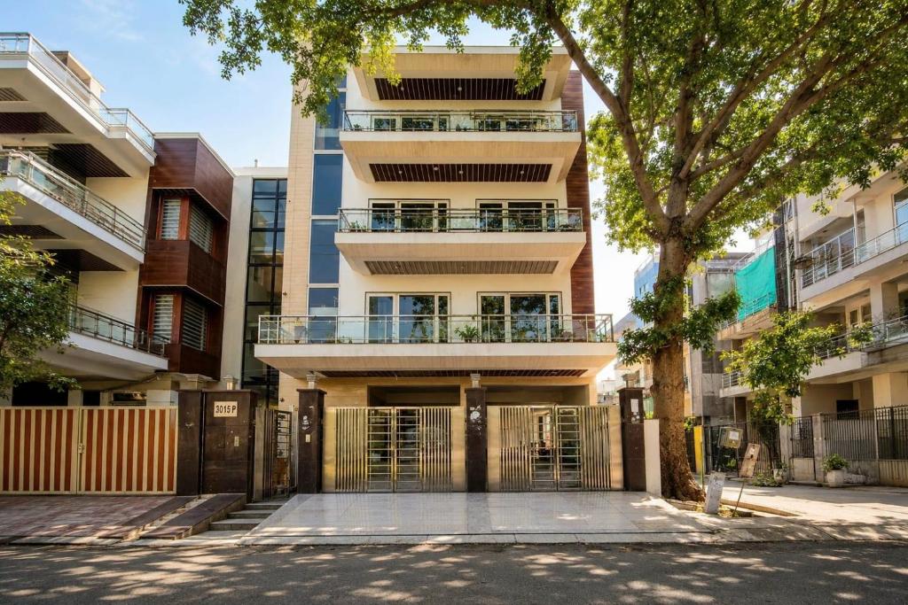Lime Tree Luxurious 3BHK Serviced Apartment Near Medanta - 