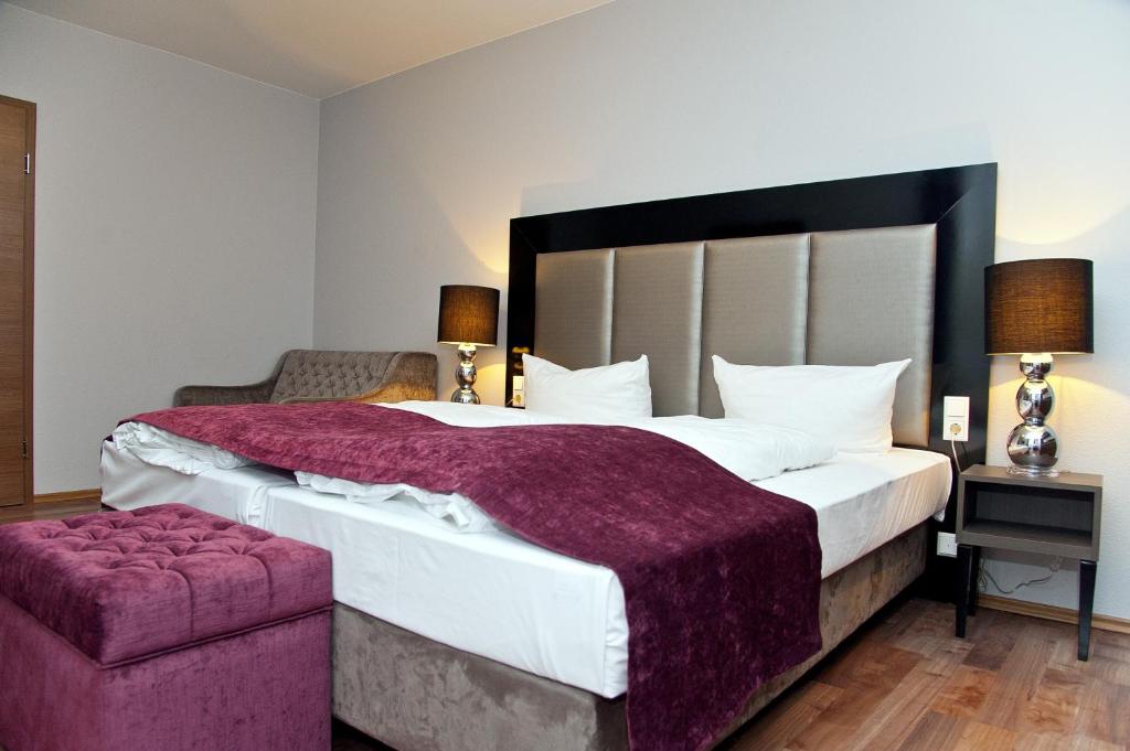 
a hotel room with a bed and two lamps at Arena Villa am Wasserpark in Frankfurt/Main

