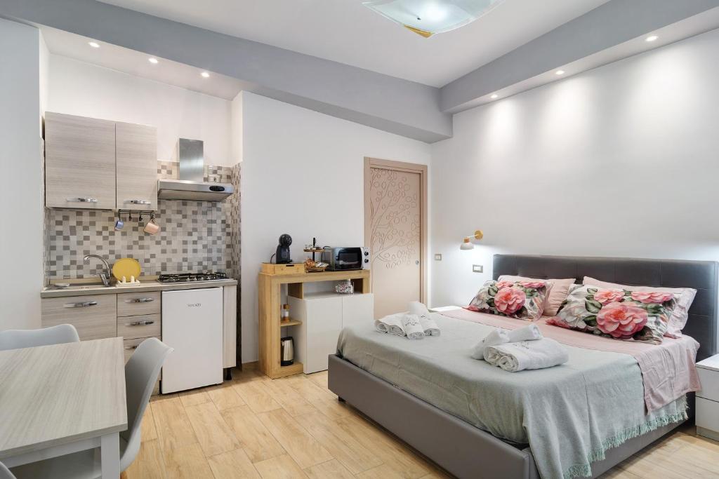 una camera da letto con un grande letto e una cucina di Alta Costa a Polvica