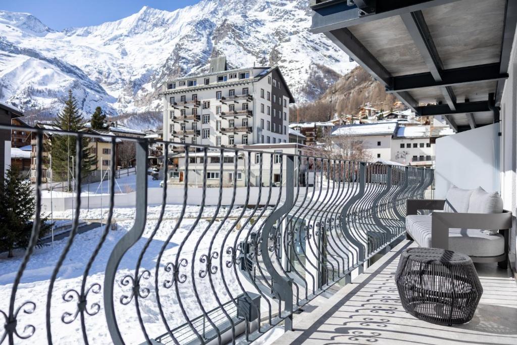 Du Glacier A4 by SaasFeeHolidays