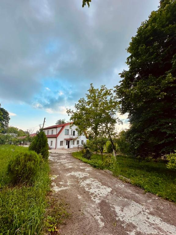 a dirt road in front of a white house at BABILINA HOTELs in Simonet'i