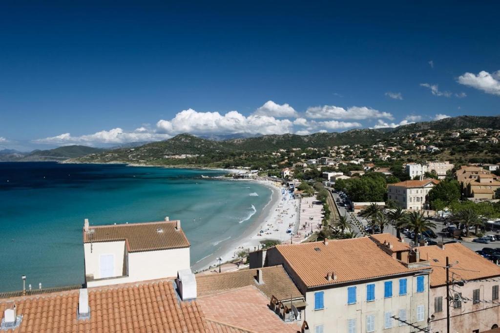 a view of the beach in a coastal town at Le Maria Venezia in LʼÎle-Rousse