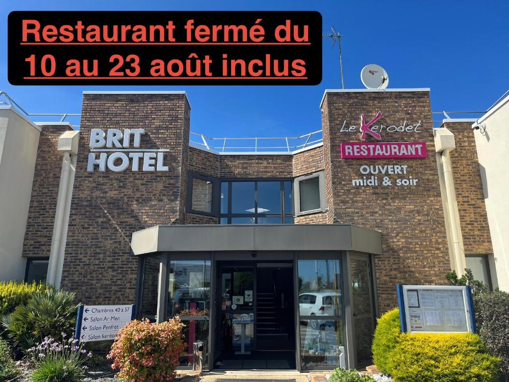 a building with a sign that reads restaurant genre dip au incl at Brit Hotel Quimper Nord in Ergué-Gabéric