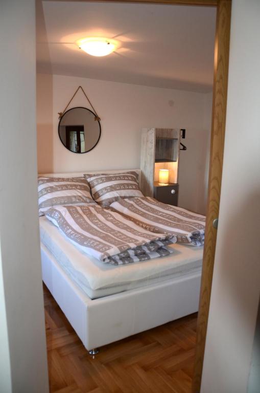 sypialnia z łóżkiem z lustrem na ścianie w obiekcie Holiday Home Archipelago w mieście Lovran