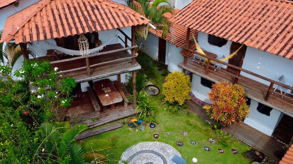 an aerial view of a house with a yard at Pousada Cavallitos d'Amar in Ilha de Boipeba