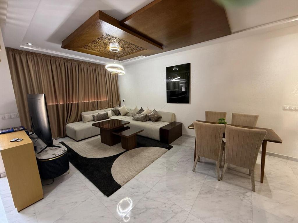 a living room with a couch and a table at Appartement a meknes in Meknès
