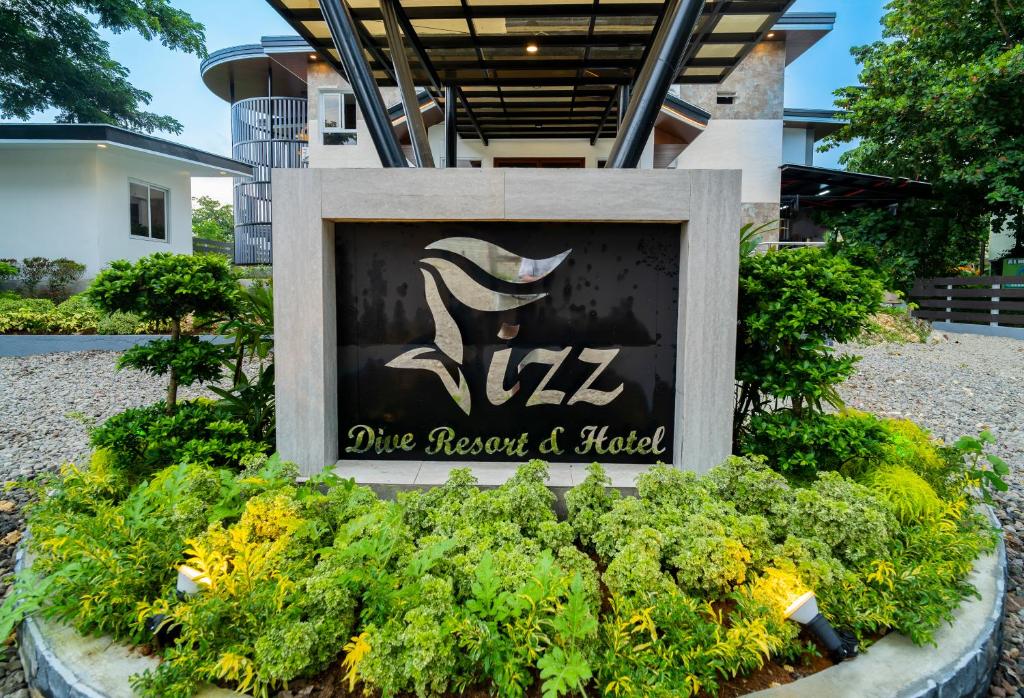 ein Schild für einen Blumengarten vor einem Haus in der Unterkunft Fizz Diving Resort in Panglao