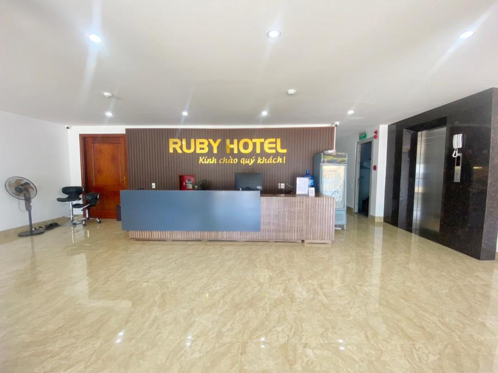 a lobby with a ryley hotel sign in a building at Khách sạn Ruby - Gần trung tâm khảo thí in Cầu The