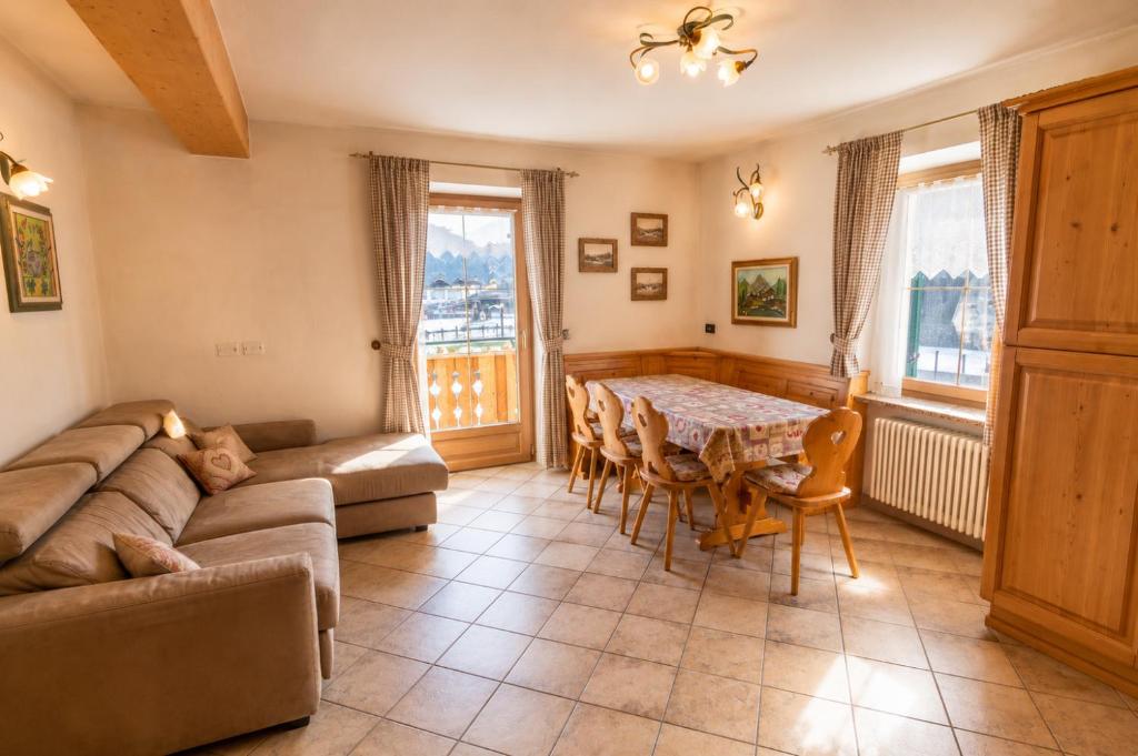 a living room with a couch and a table at Rossetti 3 camere by AMA Val di Fassa in Pozza di Fassa