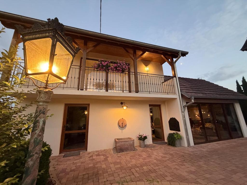 a house with a balcony and a light pole at Gîte d'exception pour 2 personnes in Mietesheim