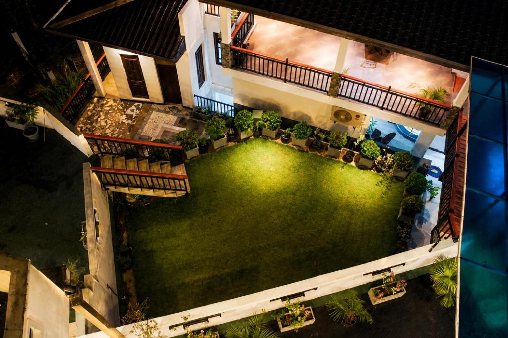 an overhead view of a yard with a green lawn at Ark Cabin Villa in Kandy