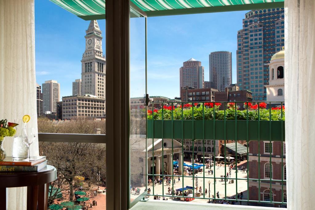 una finestra con vista su una città con torre dell'orologio di The Bostonian Boston a Boston