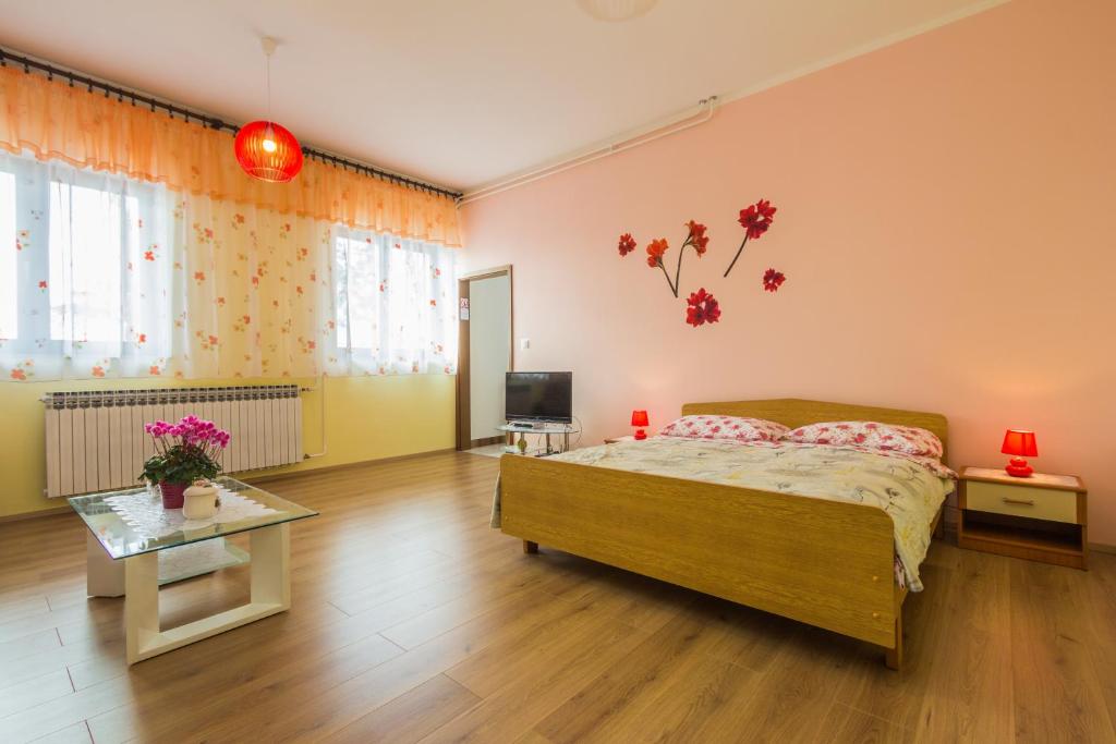 Postel nebo postele na pokoji v ubytování Apartments Villa Luciana