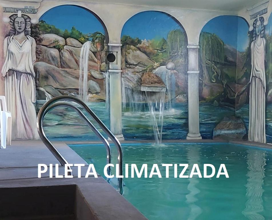 ein Brunnen in einem Wasserpark mit einem Wasserfall in der Unterkunft Gran Aldea Hotel in Capilla del Monte