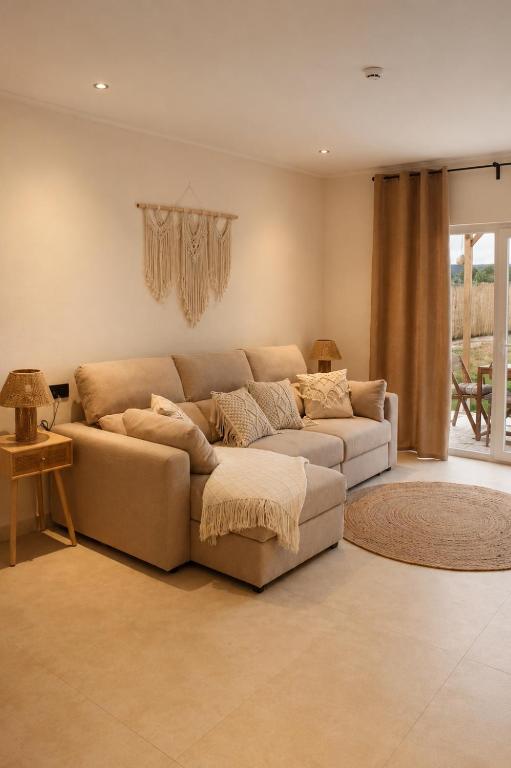 a living room with a couch and a table at Monte do Raposo Country House in Monte da Pedra Alva