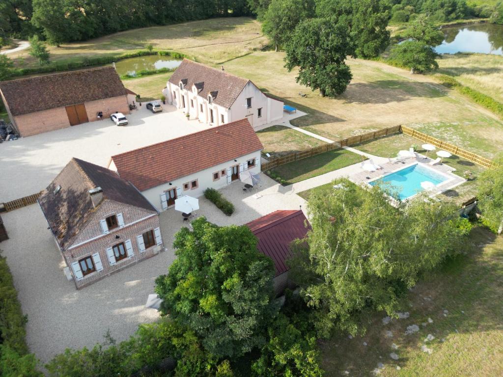 an aerial view of a house with a swimming pool at Les Nuitées de Bois Renaud Chambre d'Hôtes LA FORET in Marcilly-en-Gault