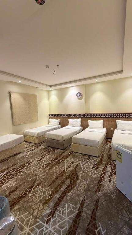 a room with several couches in a room at فندق جوهرة الحجاز ريع بخش توصيل من والي الحرم مجاني in An Naqāʼ