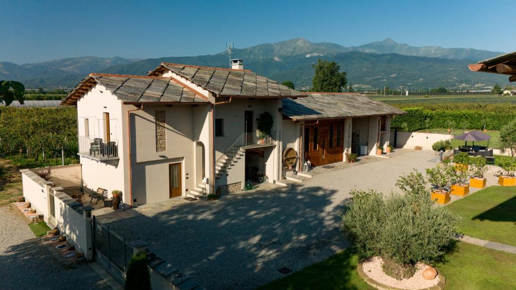 an aerial view of a house with mountains in the background at Amaranto Bed & Breakfast in Cavour