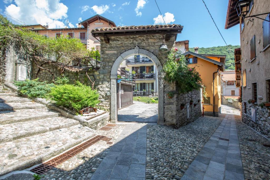 an entrance to a building with an archway at Da Mara Lago Di Como in Sormano