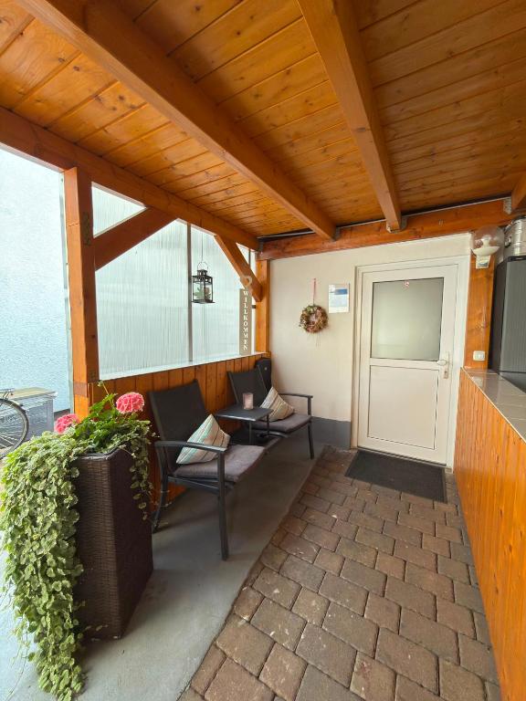 a patio with two chairs and a table at klimatisiertes, gemütliches Ferienhaus in Koblenz