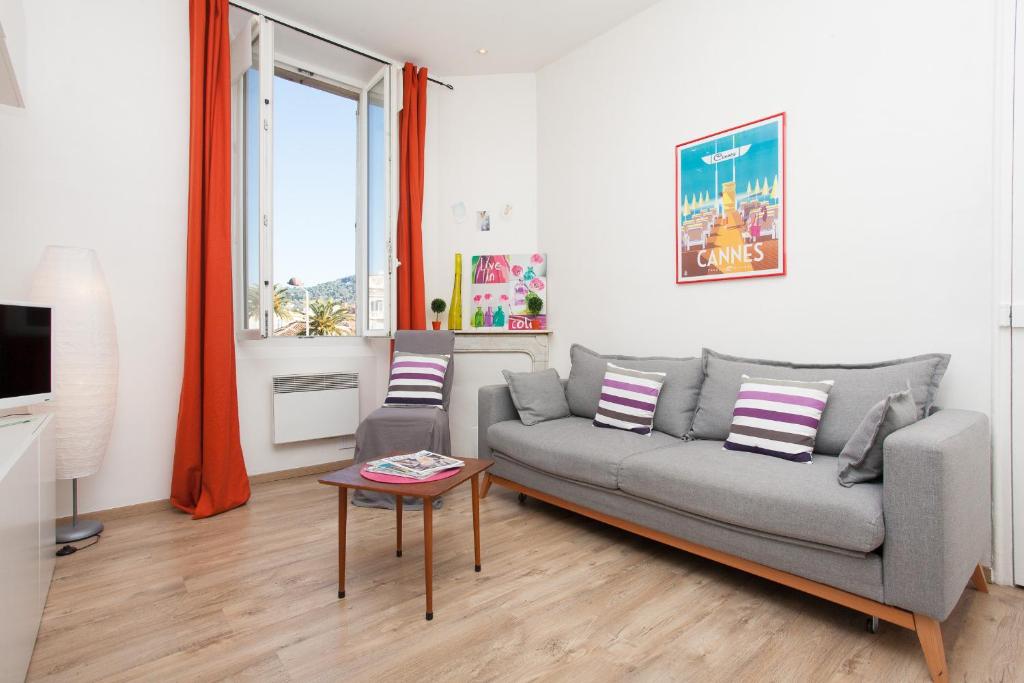 un salon avec un canapé et une table dans l'établissement Apartment29, à Cannes
