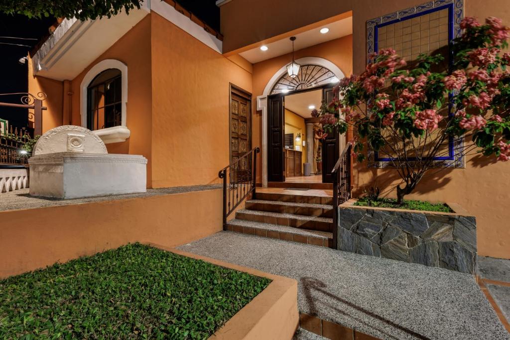 a home with a front door with a plant at Hotel Villa Terra in San Salvador