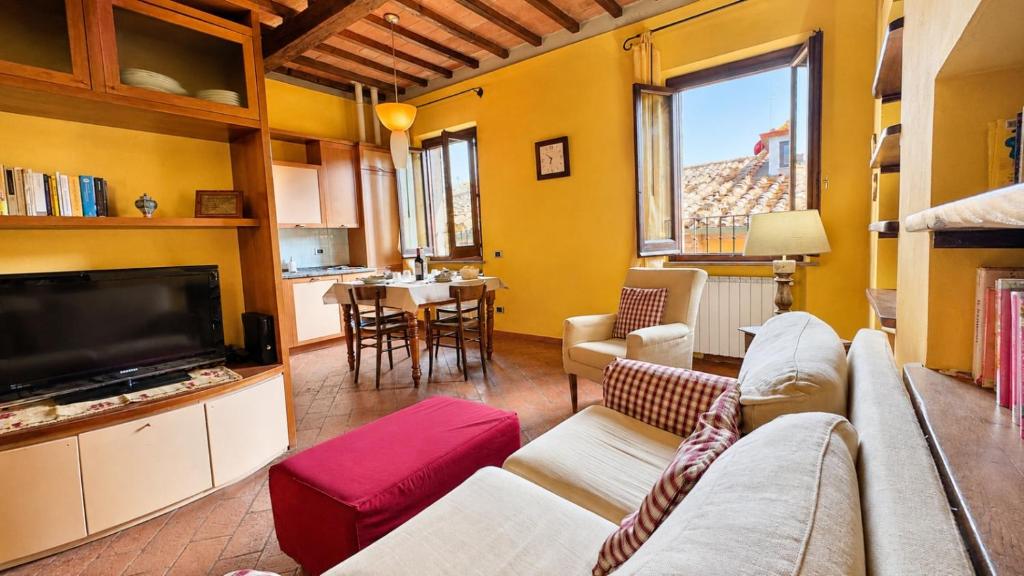 ein Wohnzimmer mit Sofa und Fernseher in der Unterkunft Simona's house in Montaione
