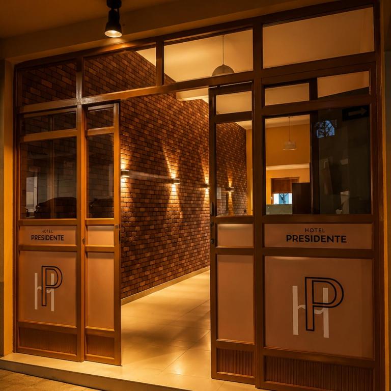 an entrance to a store with glass doors at Hotel Presidente Ibirubá in Ibirubá