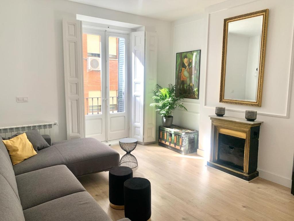 Spacious, newly renovated apartment next to Gran Vía